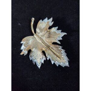 Vintage 1964 signed Sarah Coventry Nature's Choice Double Maple Leaf Brooch Pin